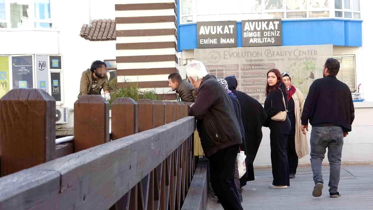 Antalya\'da Genç Üst Geçitte İntihar Girişiminde Bulundu