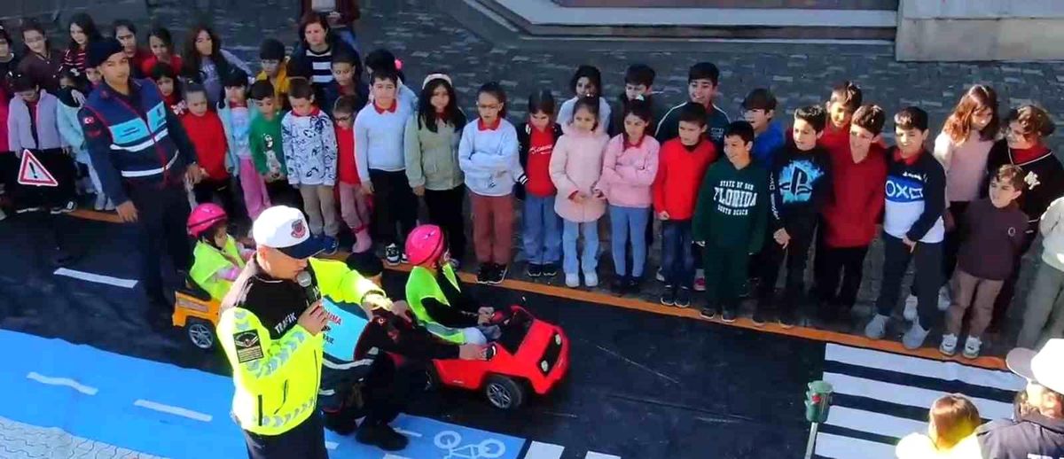 Jandarma\'dan Çocuklara Trafik Eğitimi