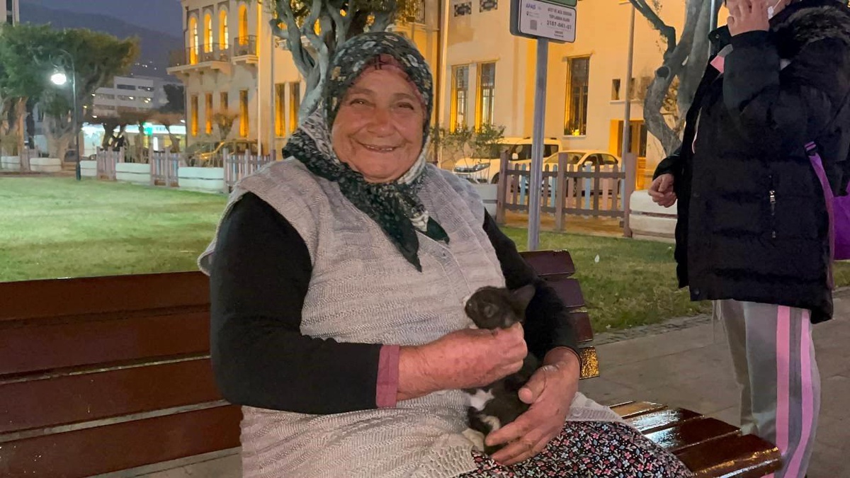 Yaşlı Kadının Şefkati Yürekleri Isıttı