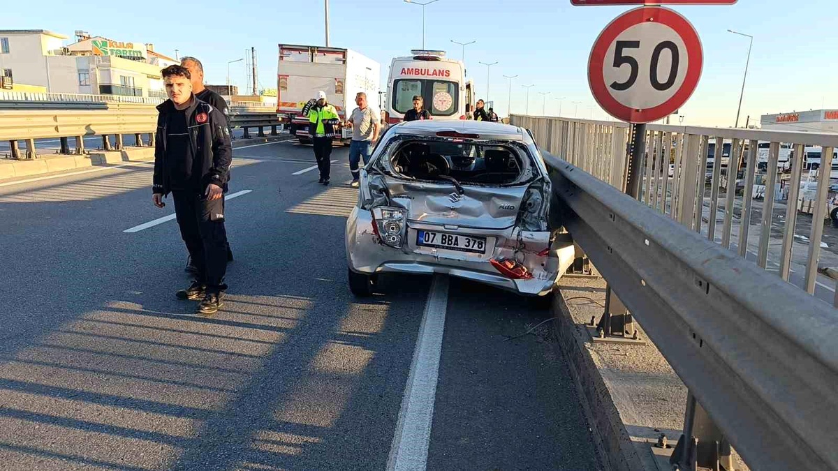 Antalya\'da Trafik Kazası: Hazır Beton Mikseri Otomobile Çarptı