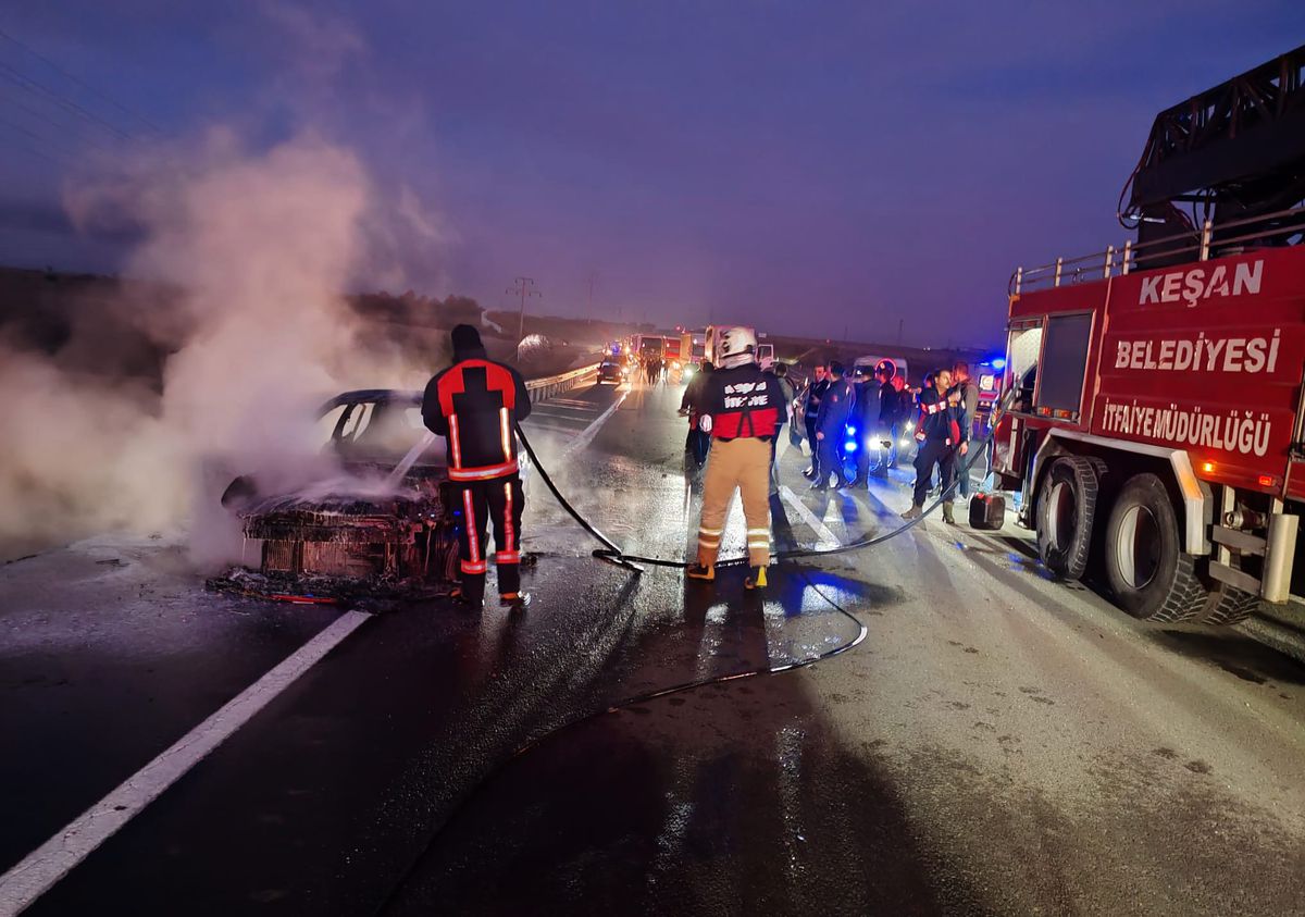 Keşan\'da Motor Yangını: Otomobil Kullanılamaz Hale Geldi
