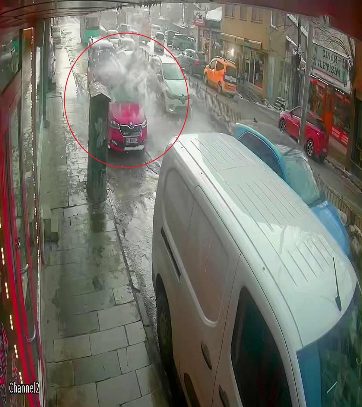 Erzurum\'da Buz Sarkıtları Tehlike Saçıyor