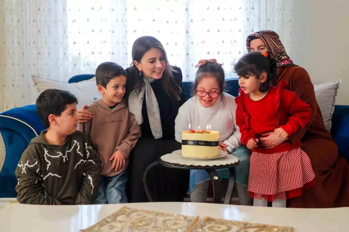 Vali Eşinden Down Sendromlu Kıza Doğum Günü Ziyareti