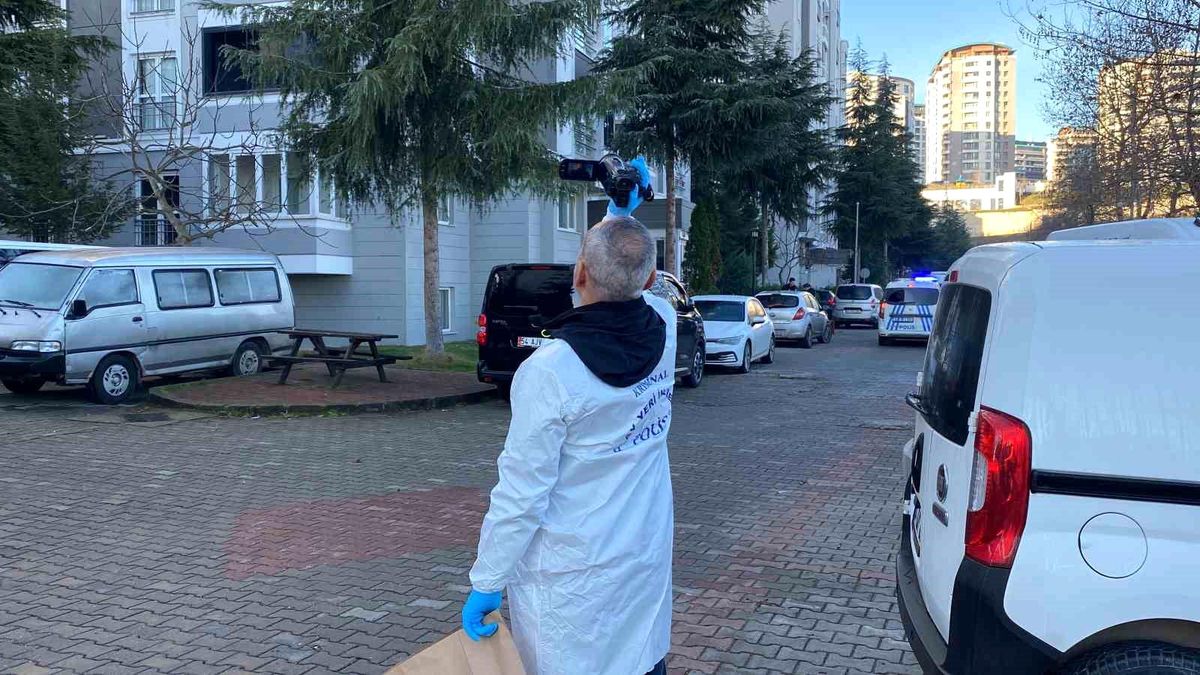 İzmit\'te 46 yaşında adam evinde ölü bulundu