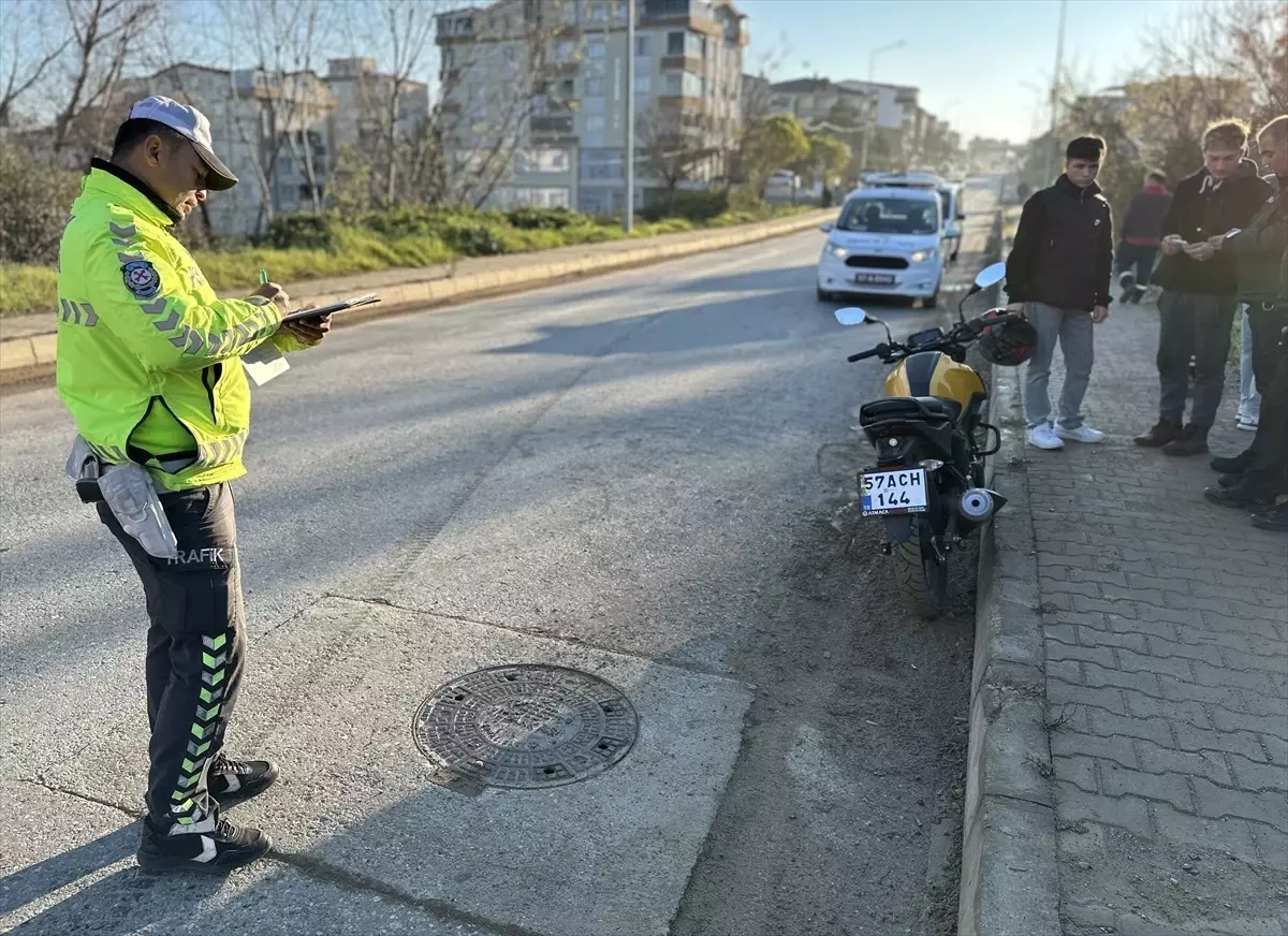 Gerze\'de Motosiklet Devrildi, Yolcu Yaralandı