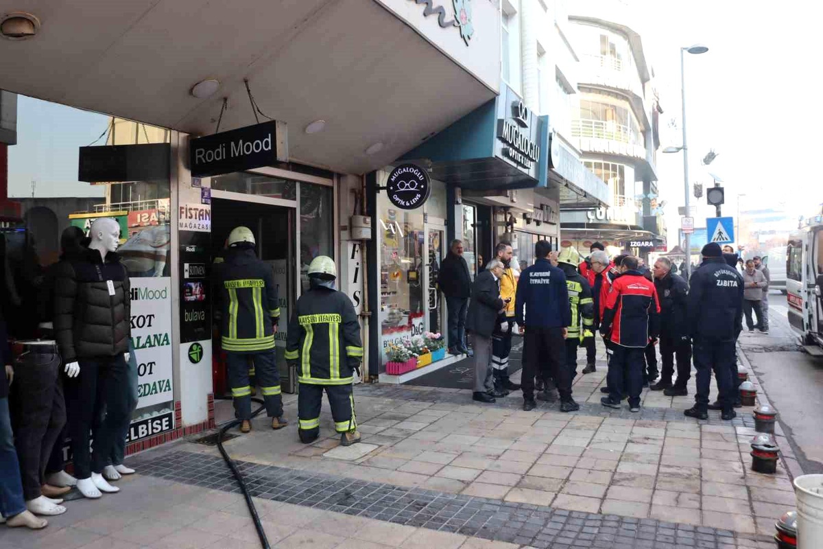 Kayseri\'de Giyim Mağazasında Yangın