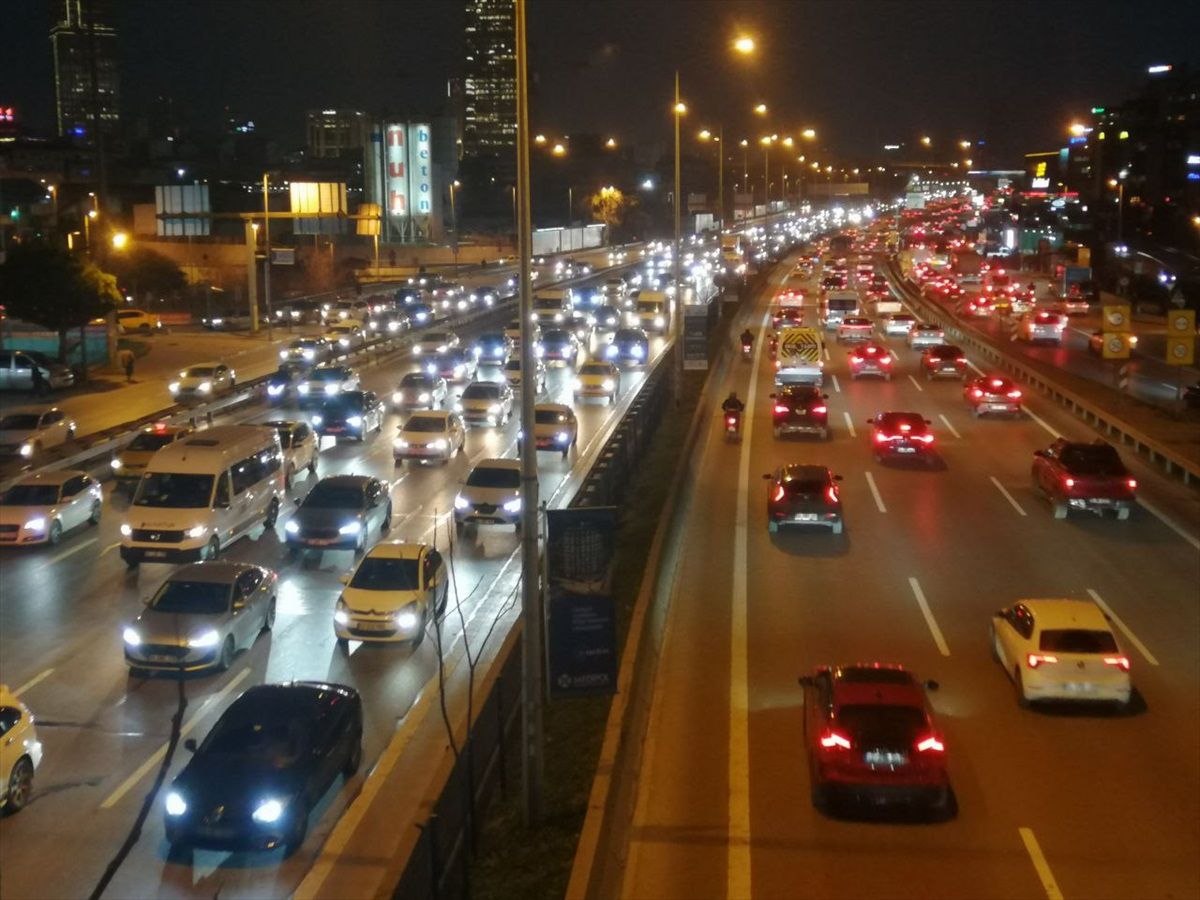 İstanbul\'da akşam saatlerinde trafik yoğunluğu yaşanıyor