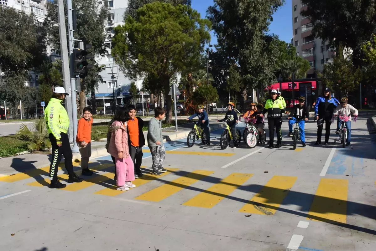 İZMİR Şehit polis eşi adına kurduğu dernekle öğrencilere trafik eğitimi veriyor (VİDEO EKLENDİ)