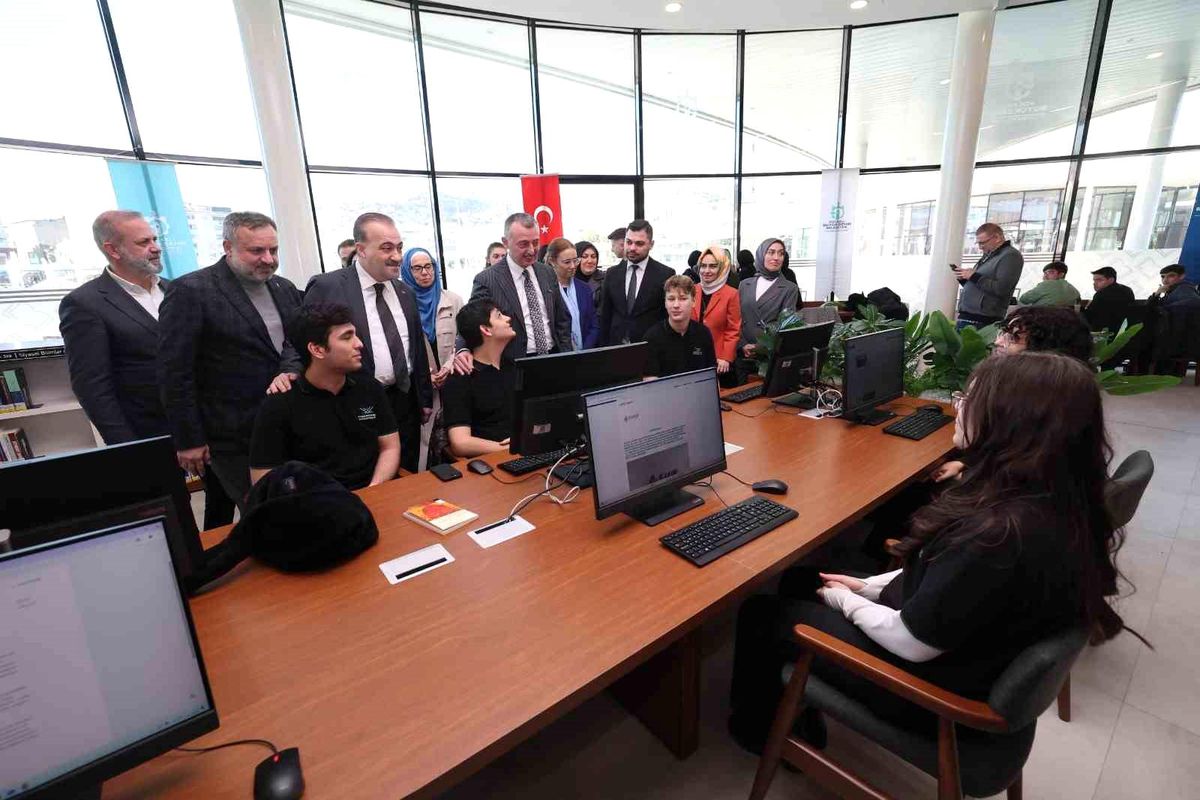 İzmit\'te 7/24 Açık Yeni Kütüphane Gençlerin Hizmetinde