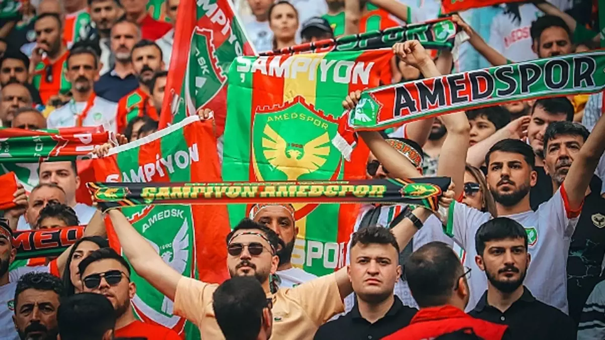 Koli koli gidiyor: Amedspor tırları Almanya\'ya doğru yola çıktı