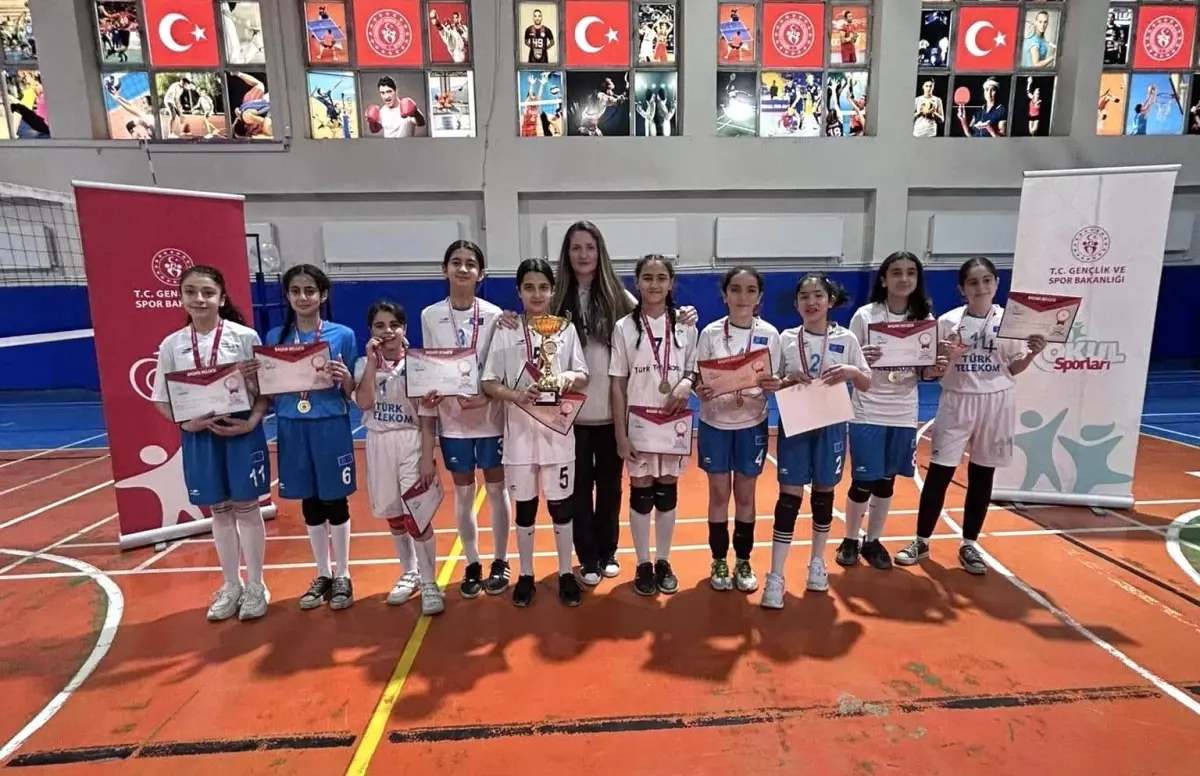 Muş\'ta Voleybol Küçük Kızlar İl Birinciliği Tamamlandı