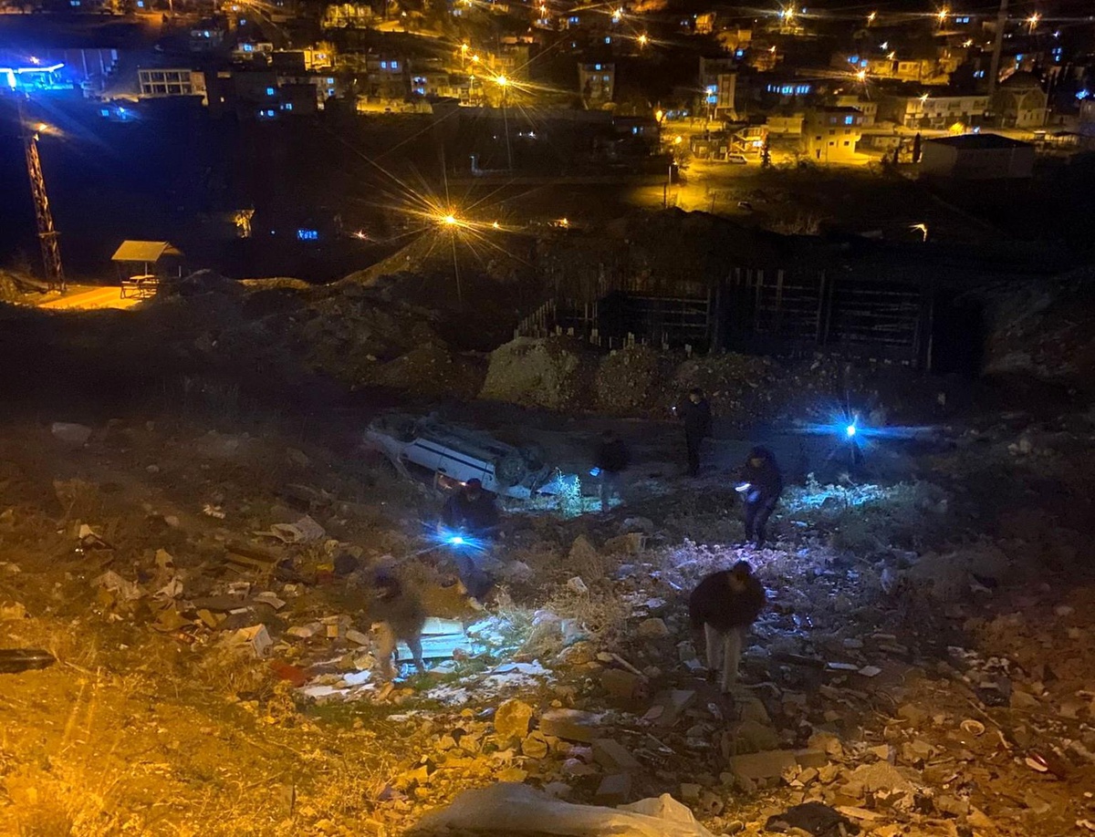 Besni\'de Otomobil Şarampole Yuvarlandı, Sürücü Yaralandı