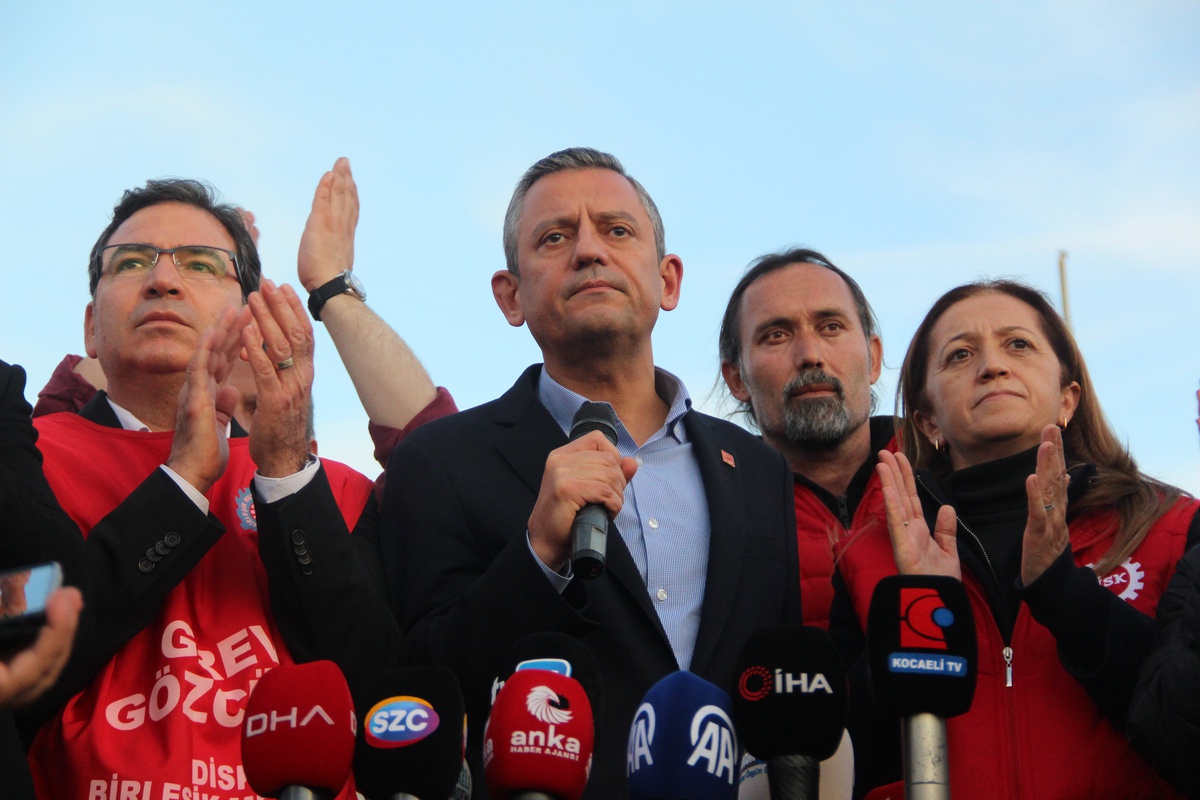 Özel\'den metal işçilerine destek: Bu işçilerin hakkını yabancı firmalara peşkeş çekmeye kalkmayın