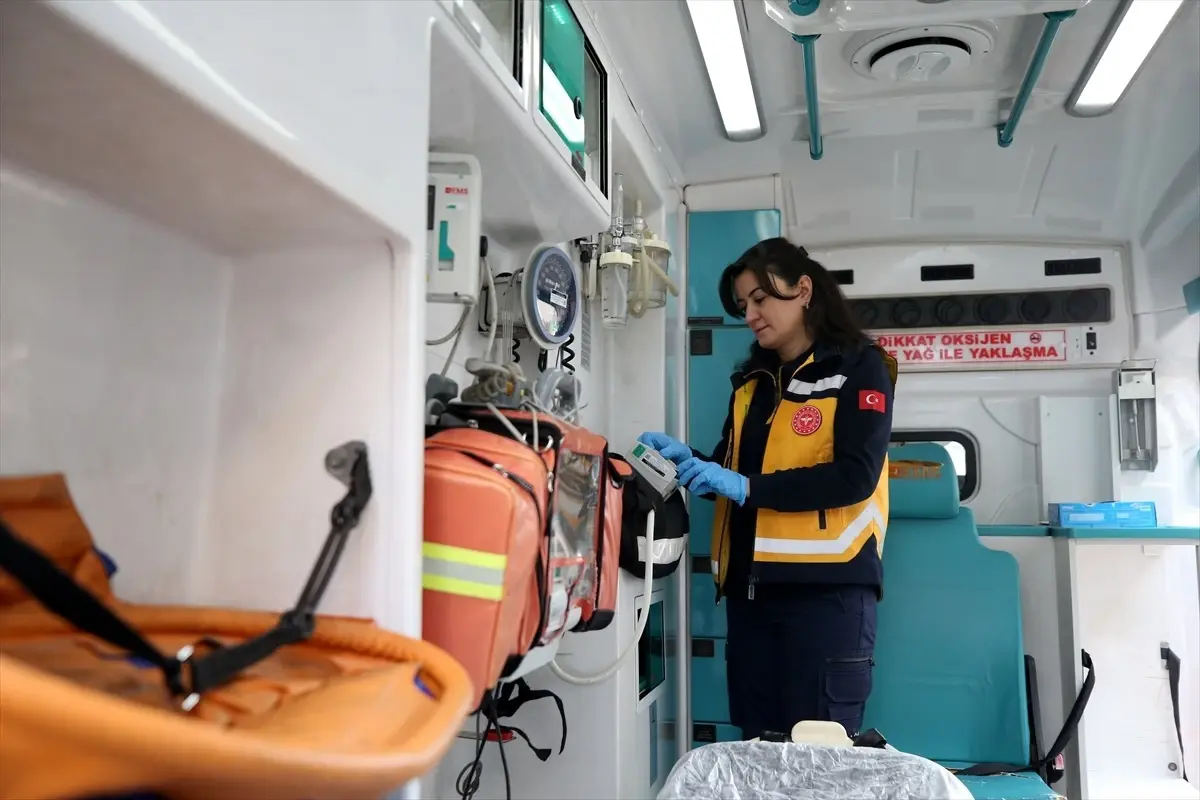 Çift Ambulansla Hayat Kurtarıyor