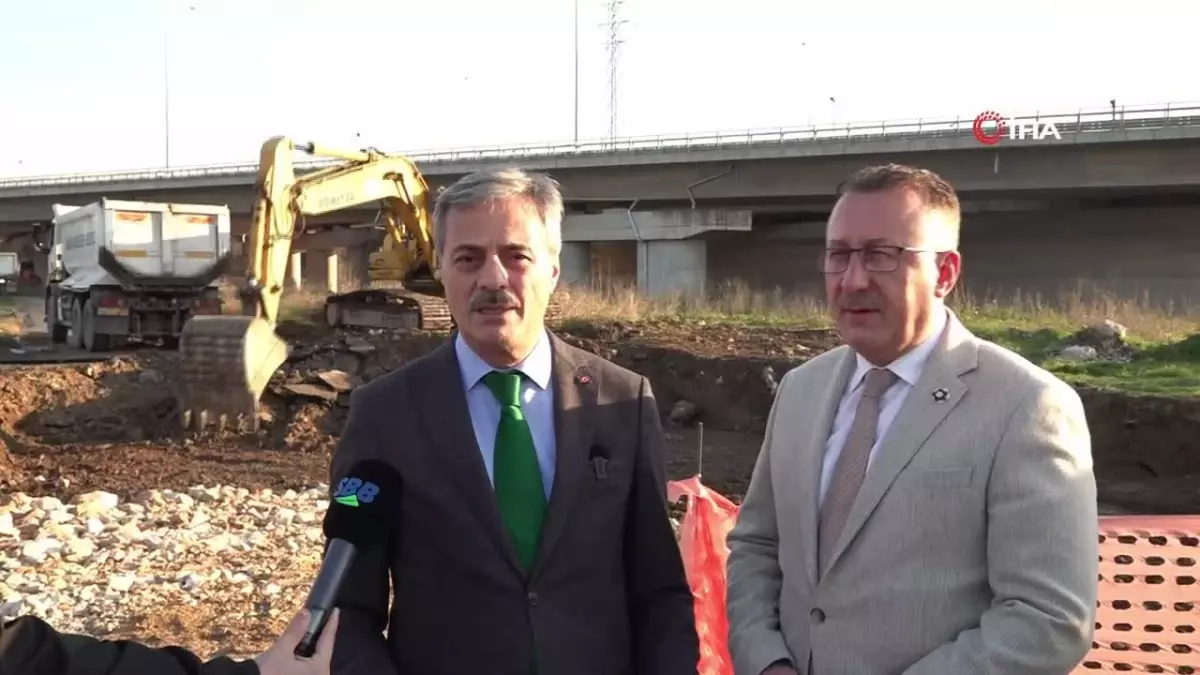 Sakarya\'da 1 Milyar TL\'lik Metrobüs Hattı İçin İlk Kazma Vuruldu