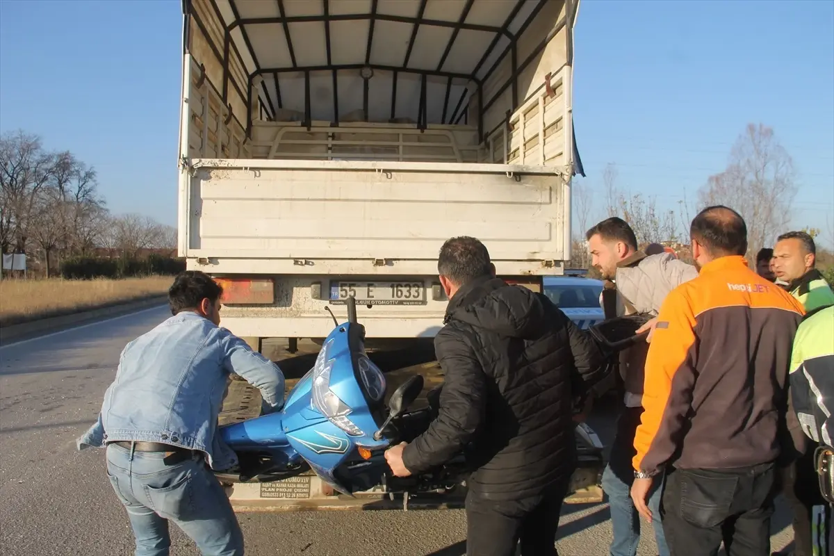 Motosiklet Kamyonetle Çarpıştı: Sürücü Yaralı