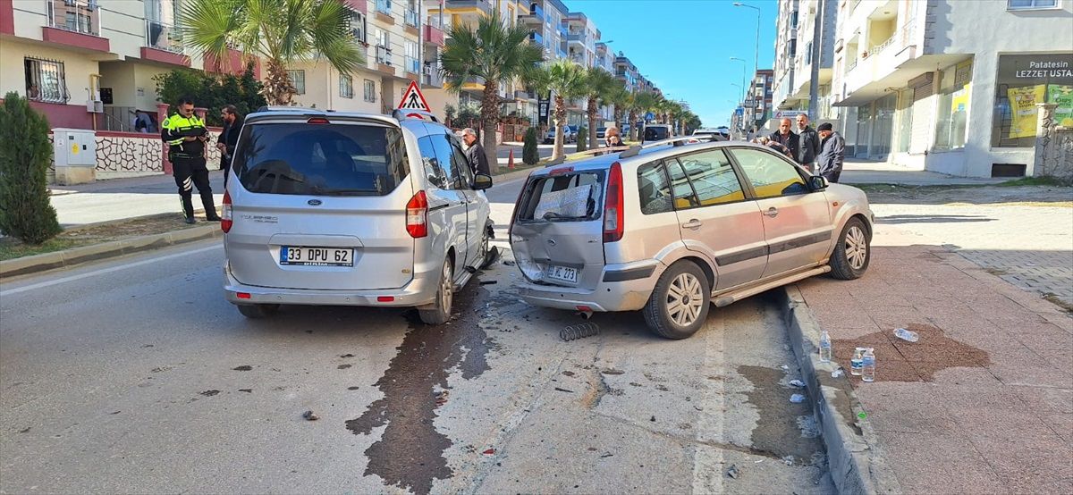 Tarsus\'ta Trafik Kazası: 3 Yaralı
