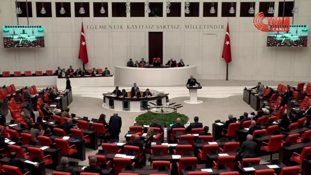 TBMM Genel Kurulu... CHP\'li Enis Berberoğlu: "Ahmet Özer\'i Terörle Suçlama İllüzyonunu Kimse Yemez"