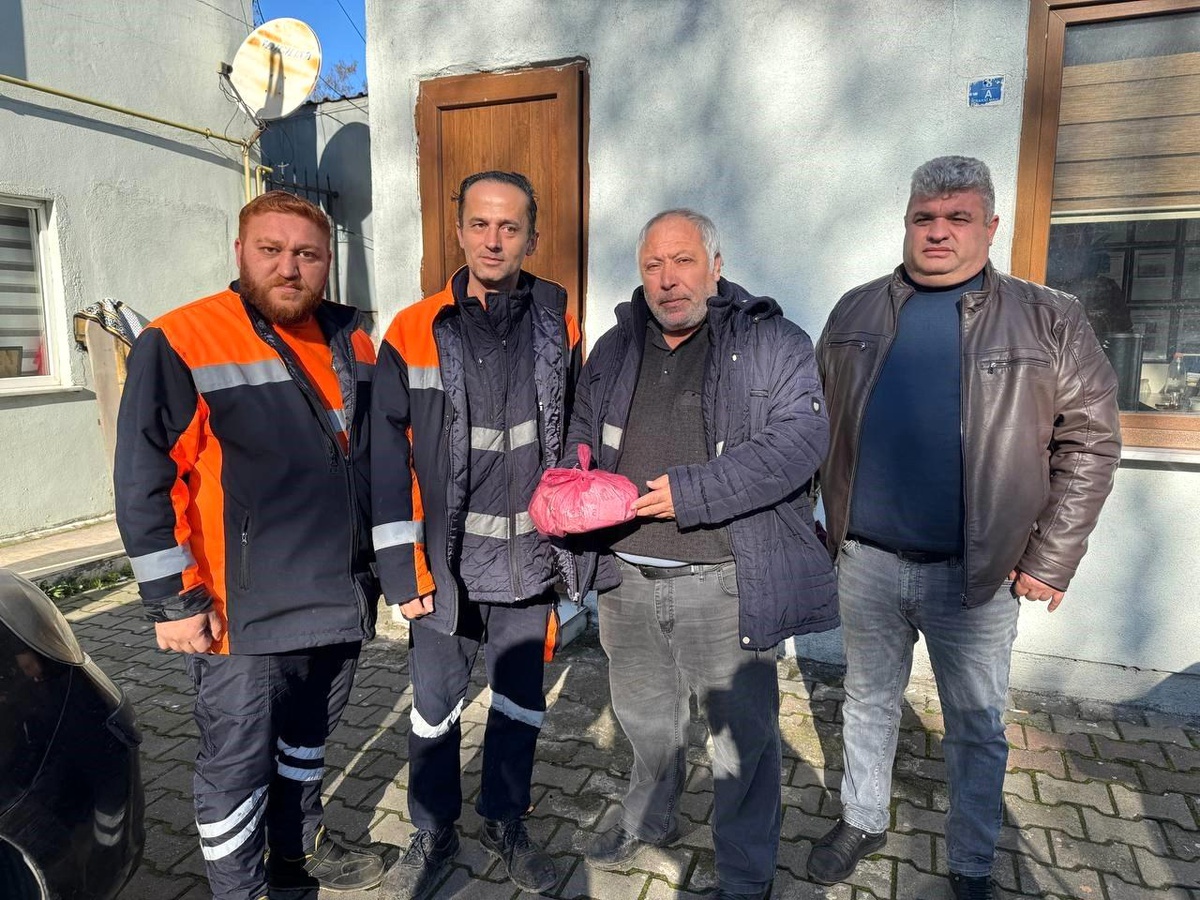 Zonguldak\'ta Temizlik İşçileri Buldukları Parayı Sahibine Teslim Etti