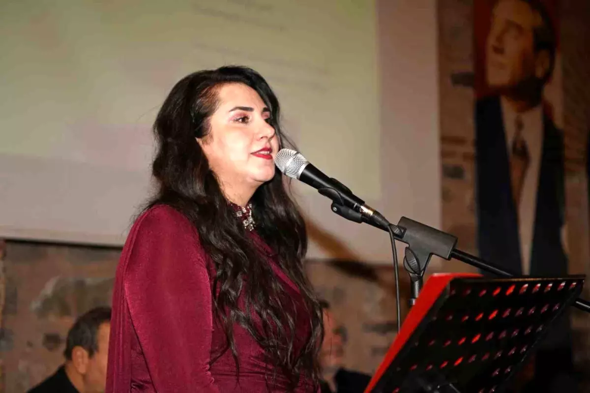 Osmangazi\'de Şiir Dinletisi: Zeynep Demir\'in \'Sesimdeki Şiirler\' Kitabı Tanıtıldı