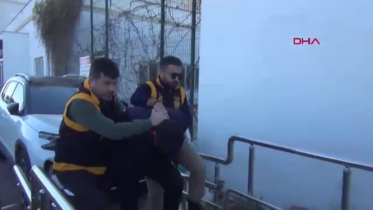 Adana\'da Yaya Geçidinde Bıçaklı Saldırı: Cerrah Yaralandı