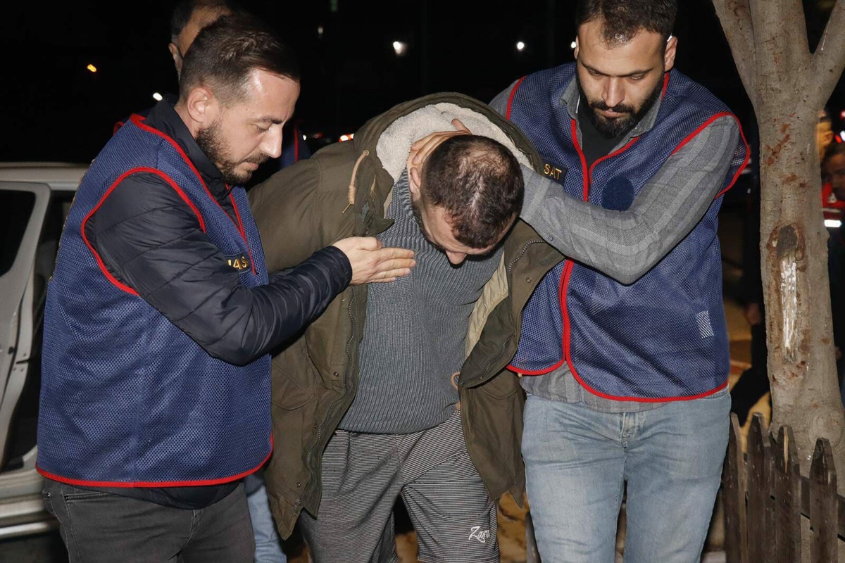 Manisa\'da Araçtan Açılan Ateşle İki Kişi Yaralandı, Altı Şüpheli Tutuklandı