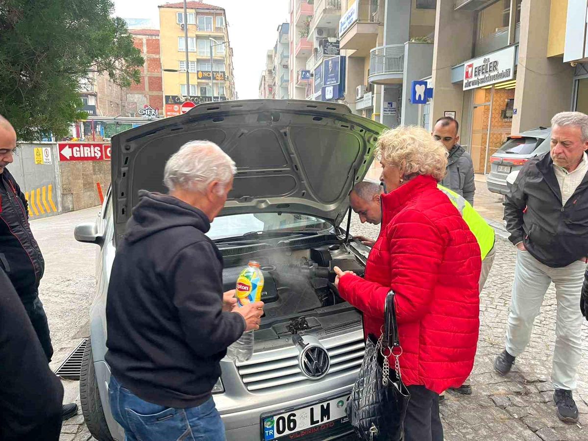Otomobilden Yükselen Duman Paniğe Neden Oldu