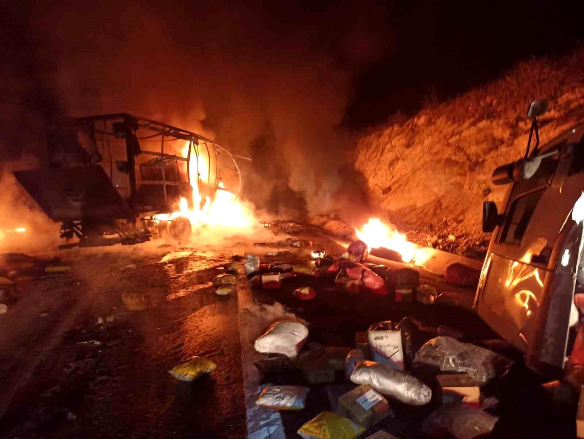 Mecidiye\'de Kamyon Yangını