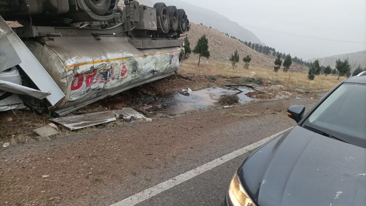 Batman\'da Tanker Devrildi: Şoför Yaralı, Tonlarca Ham Petrol Yola Saçıldı