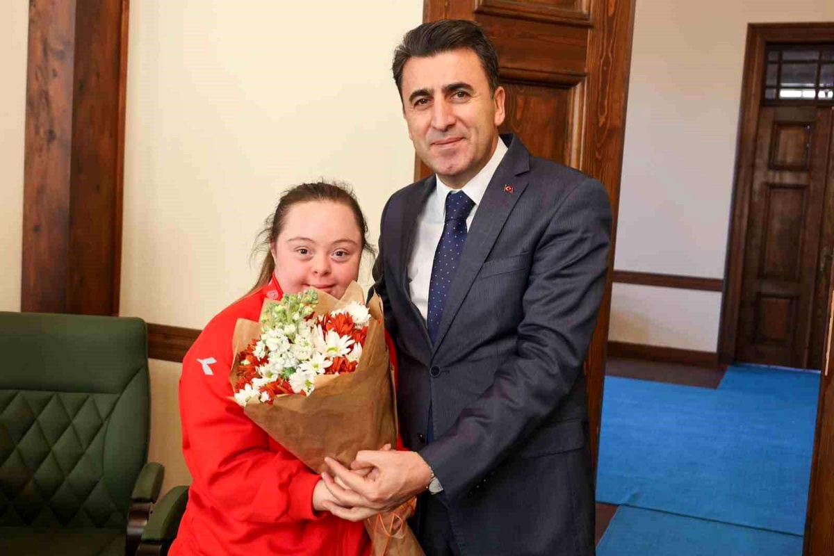 Vali Aygöl, Bilecikli Şampiyon Sporcuları Ödüllendirdi