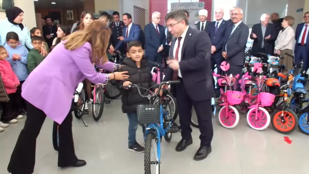 Burhaniye\'de 30 Çocuğa Bisiklet Dağıtıldı