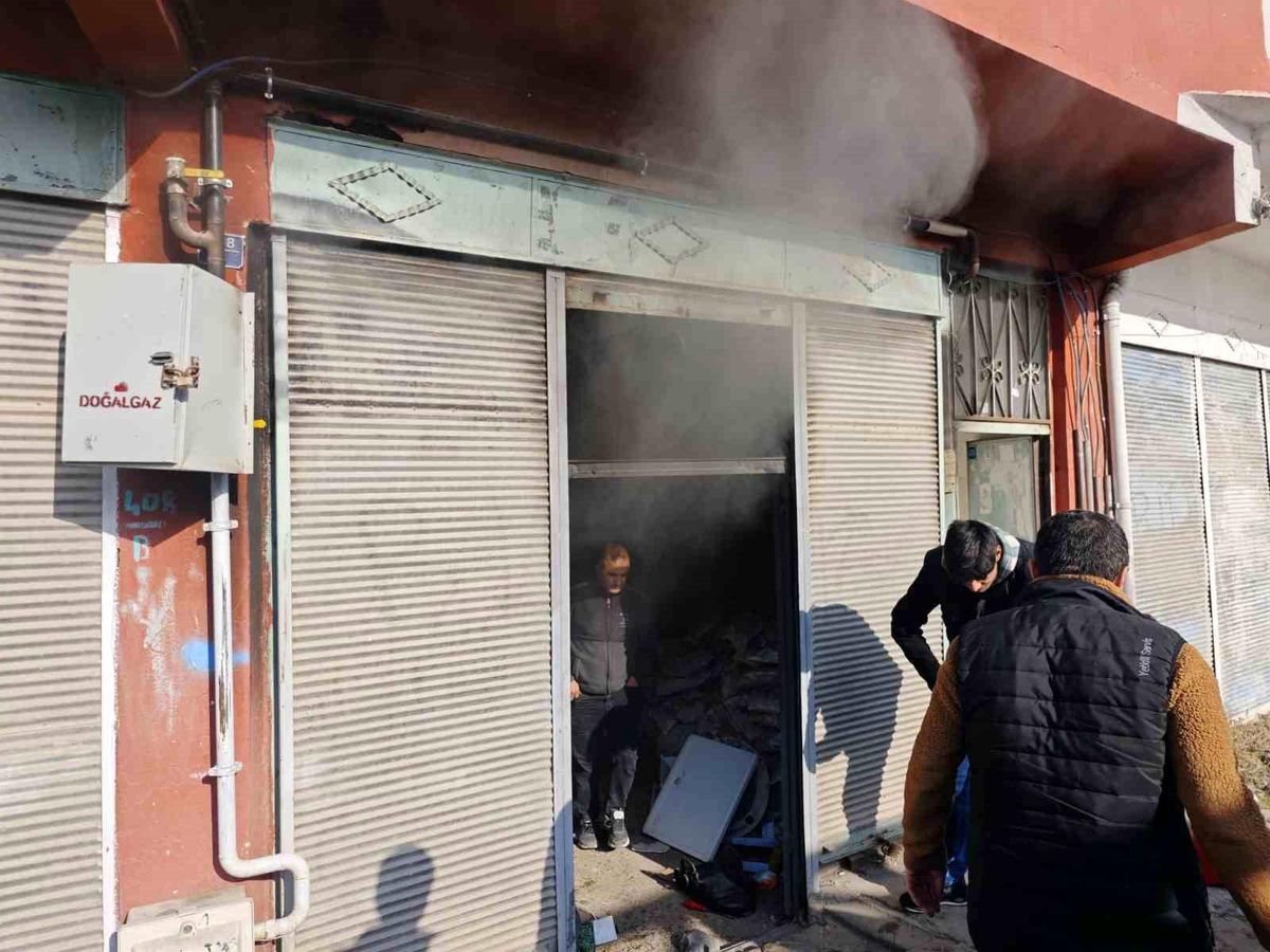 Doğubayazıt\'ta Depo Yangını