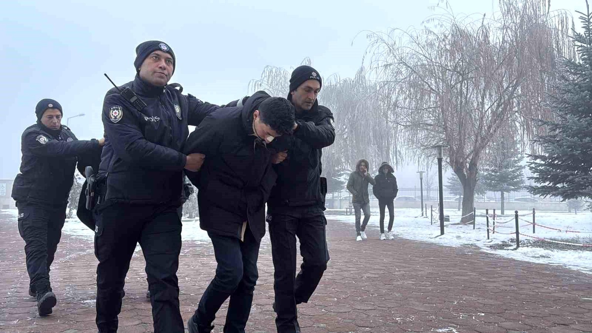 Sivas\'ta Adliyede Dünürler Arasında Kavga