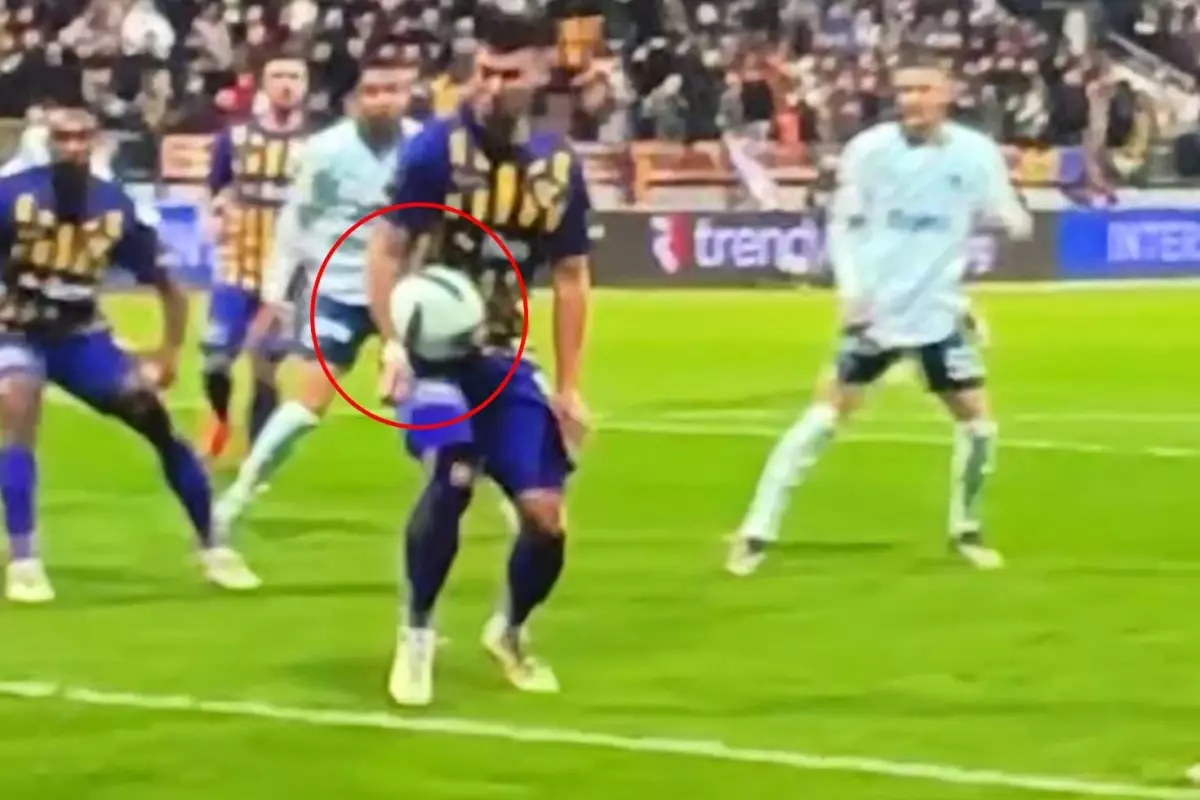  El var mı, yok mu? Fenerbahçe bu pozisyonda penaltı bekledi