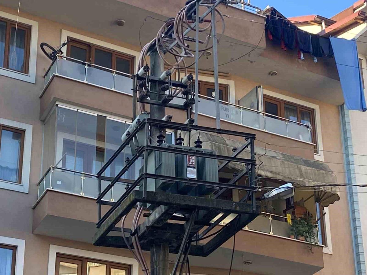 İzmit\'te Elektrik Trafosu Patladı