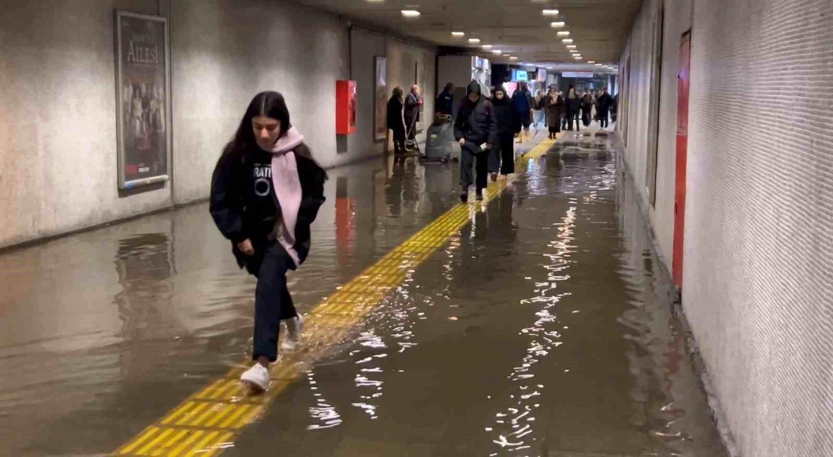 İstanbul Fatih\'te Metro Alt Geçidini Su Bastı
