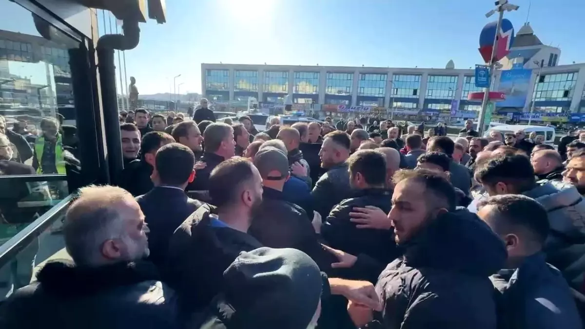 İBB\'nin Kira ve Otogar Ücretlerine Yüzde 135 ve 150 Zamı Protesto Edildi