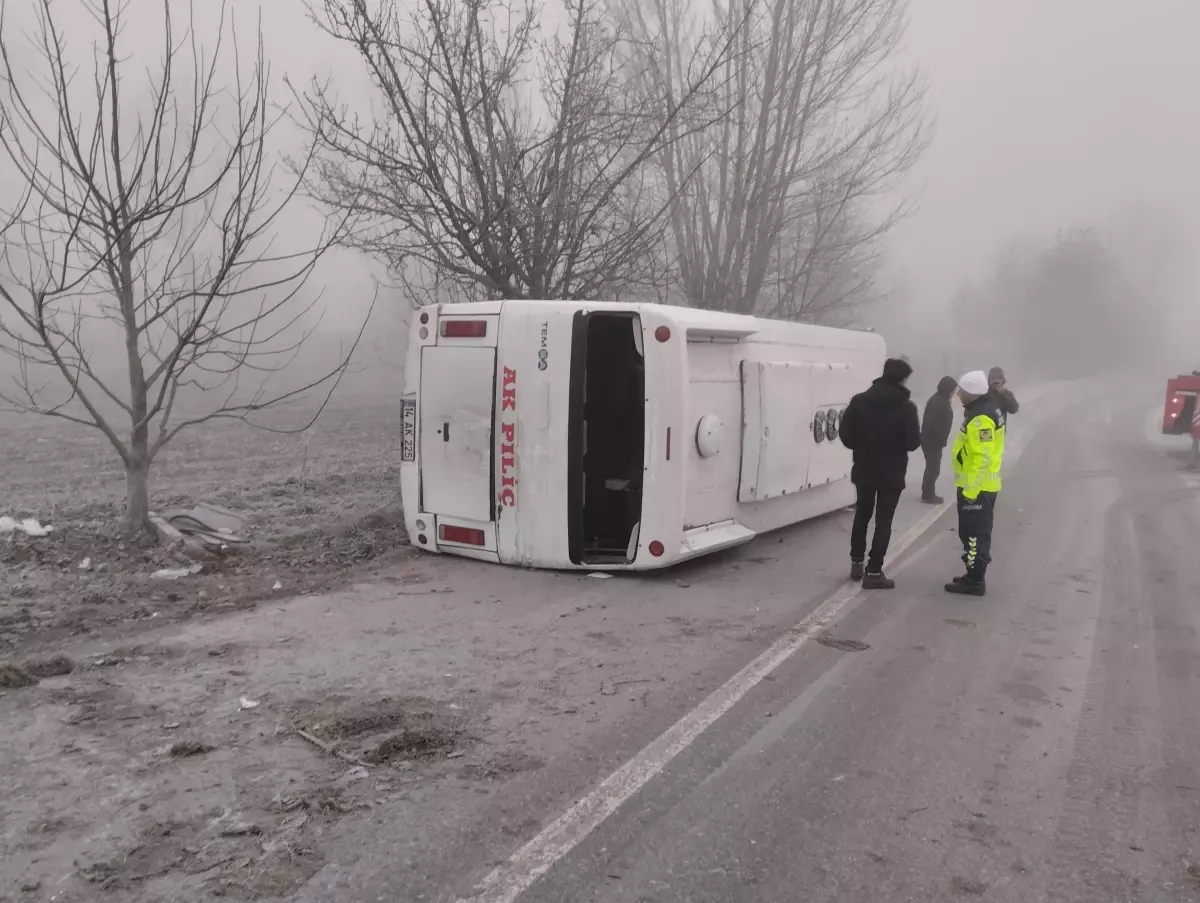 Bolu\'da İşçileri Taşıyan Minibüs Devrildi: 9 Yaralı