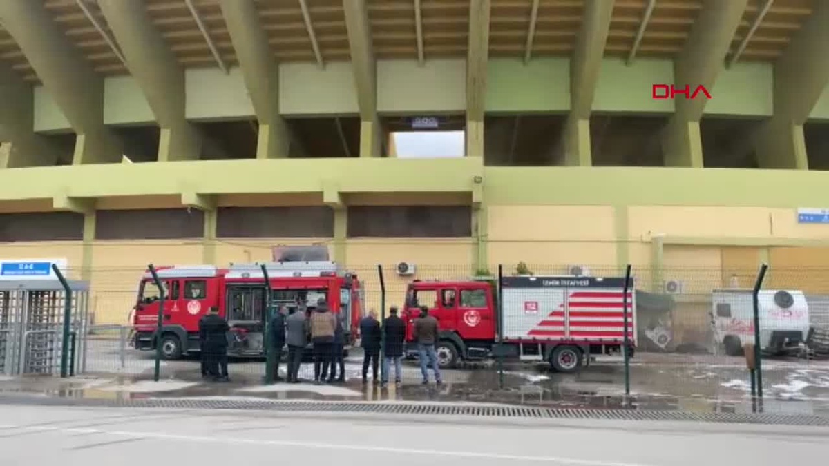 İzmir Atatürk Stadyumu\'ndaki Karate Salonunda Yangın Çıktı