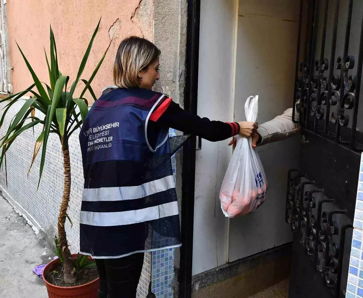 İzmir\'de İhtiyaç Sahiplerine Mandalina Dağıtımı