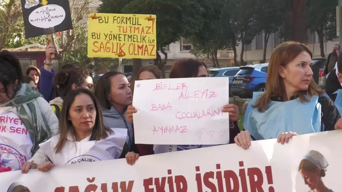 İzmir\'de Sağlık Çalışanları Yönetmeliğe Tepki Gösterdi