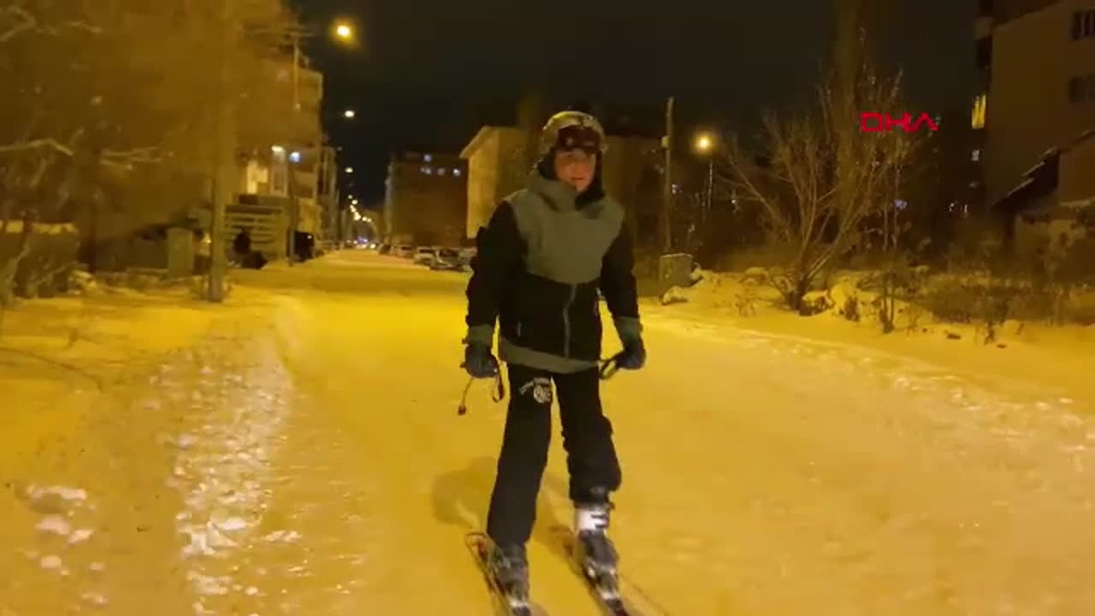 Ardahan\'da Kar Yağışı Hayatı Olumsuz Etkiledi, Gençler Sokaklarda Kayak Yaptı