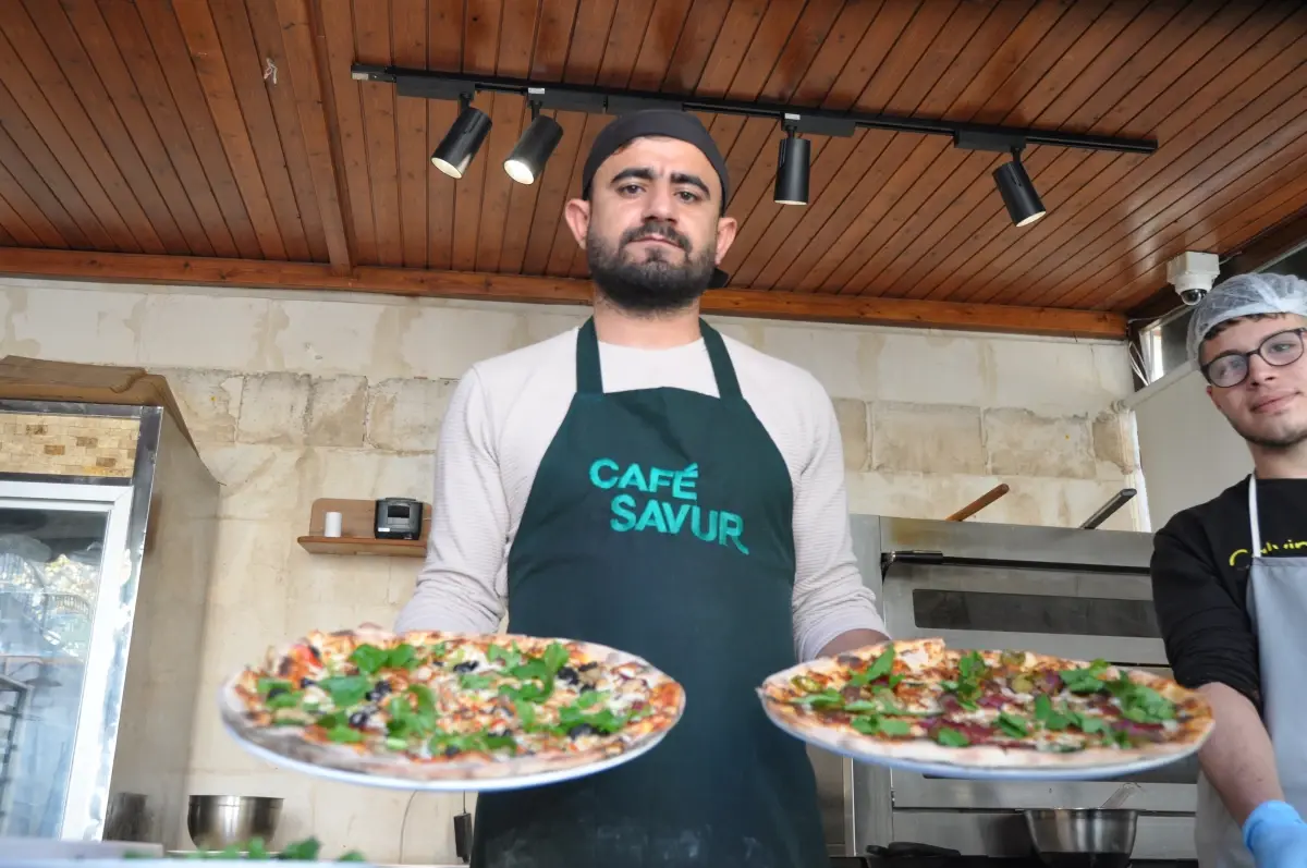 MARDİN\'de kafeye dönüştürülen tarihi hükümet konağında ziyaretçilerin tercihi, Finlandiya usulü Savur pizzası (VİDEO EKLENDİ)