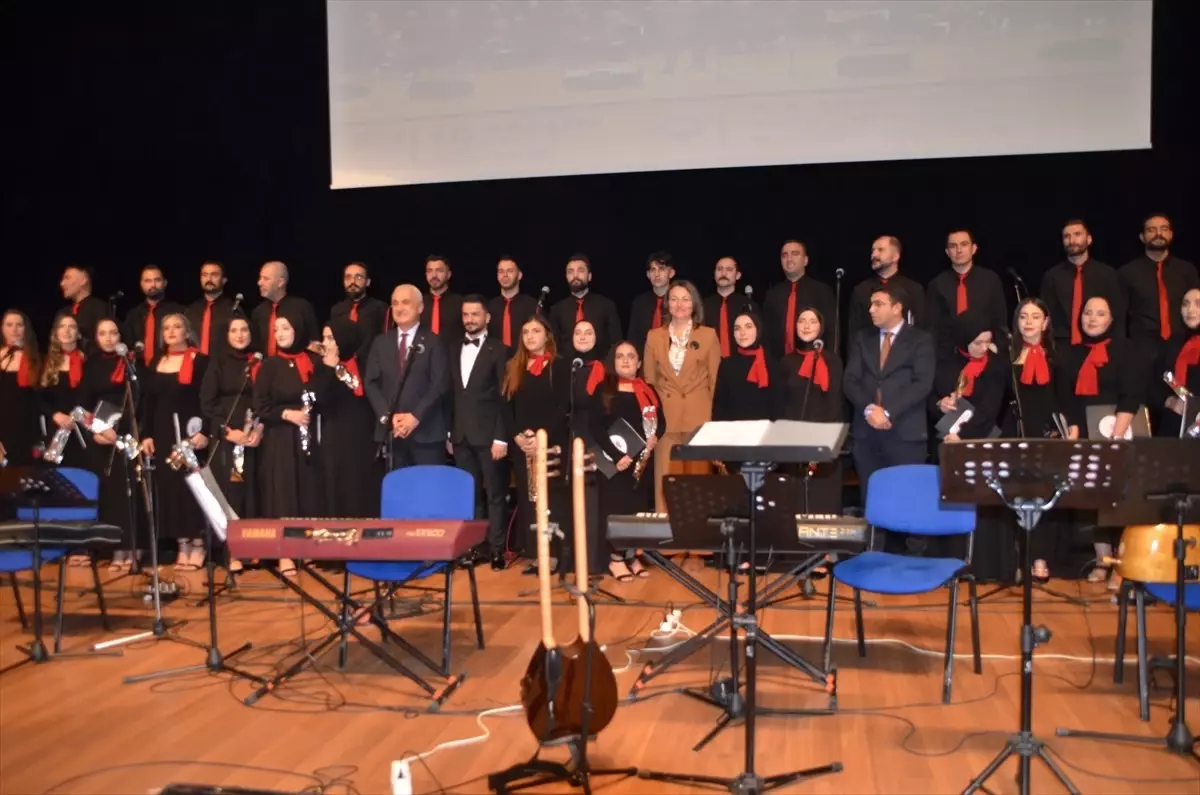 Muş\'ta Türk Müziği Korosu Konseri