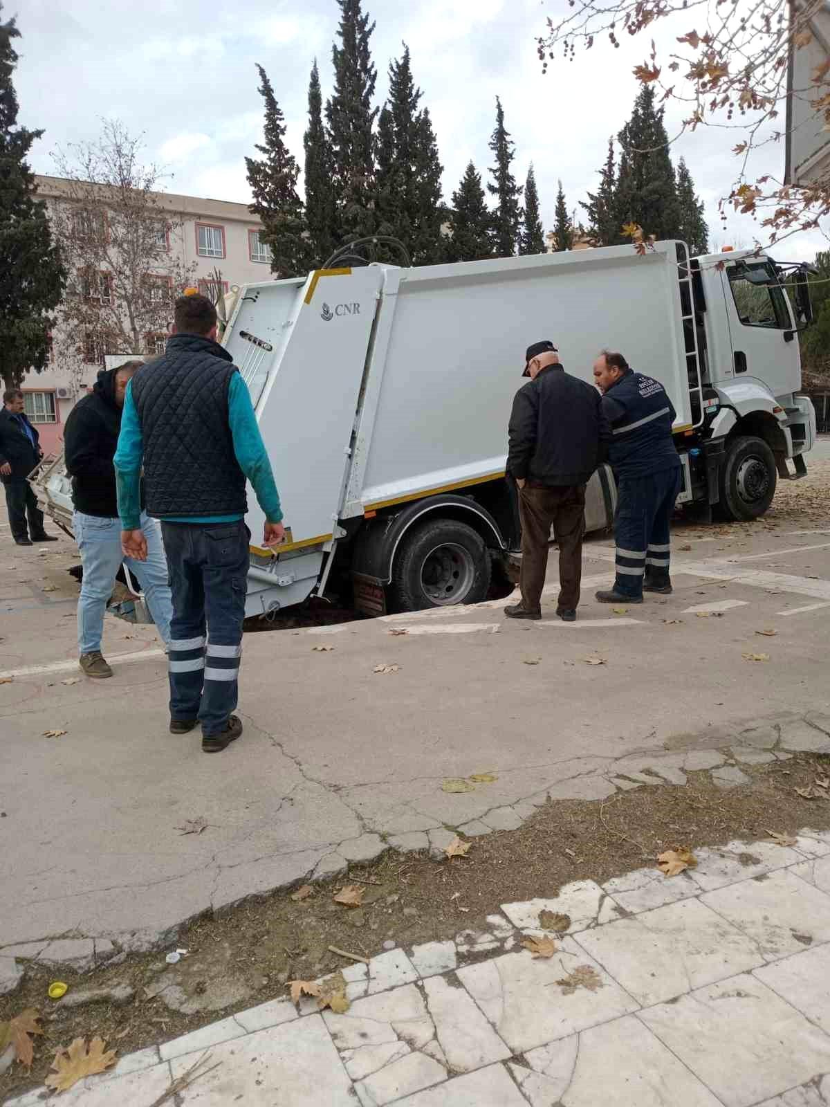 Aydın\'da Çöp Kamyonu Basketbol Sahasına Düşerek Çukura Sıklıkla Girdi
