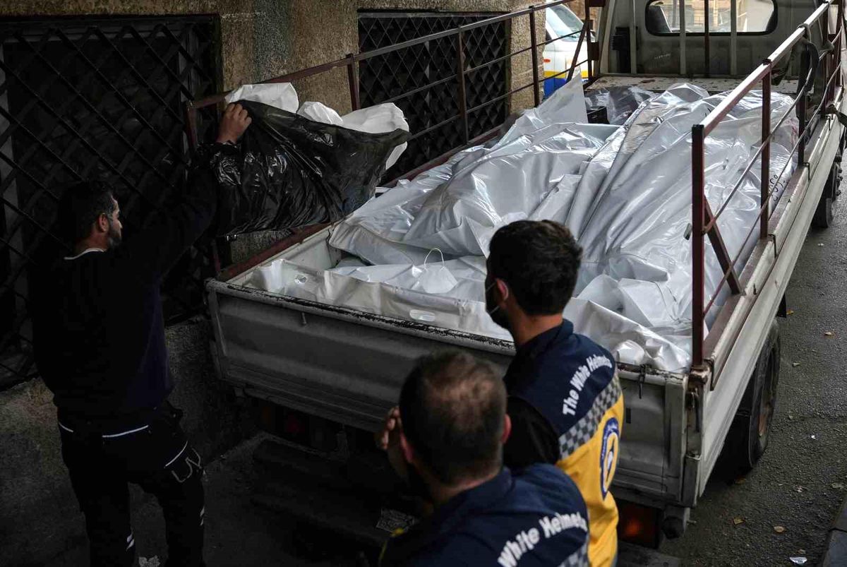Şam\'da Toplu Mezarlardan Cenazeler Taşınıyor