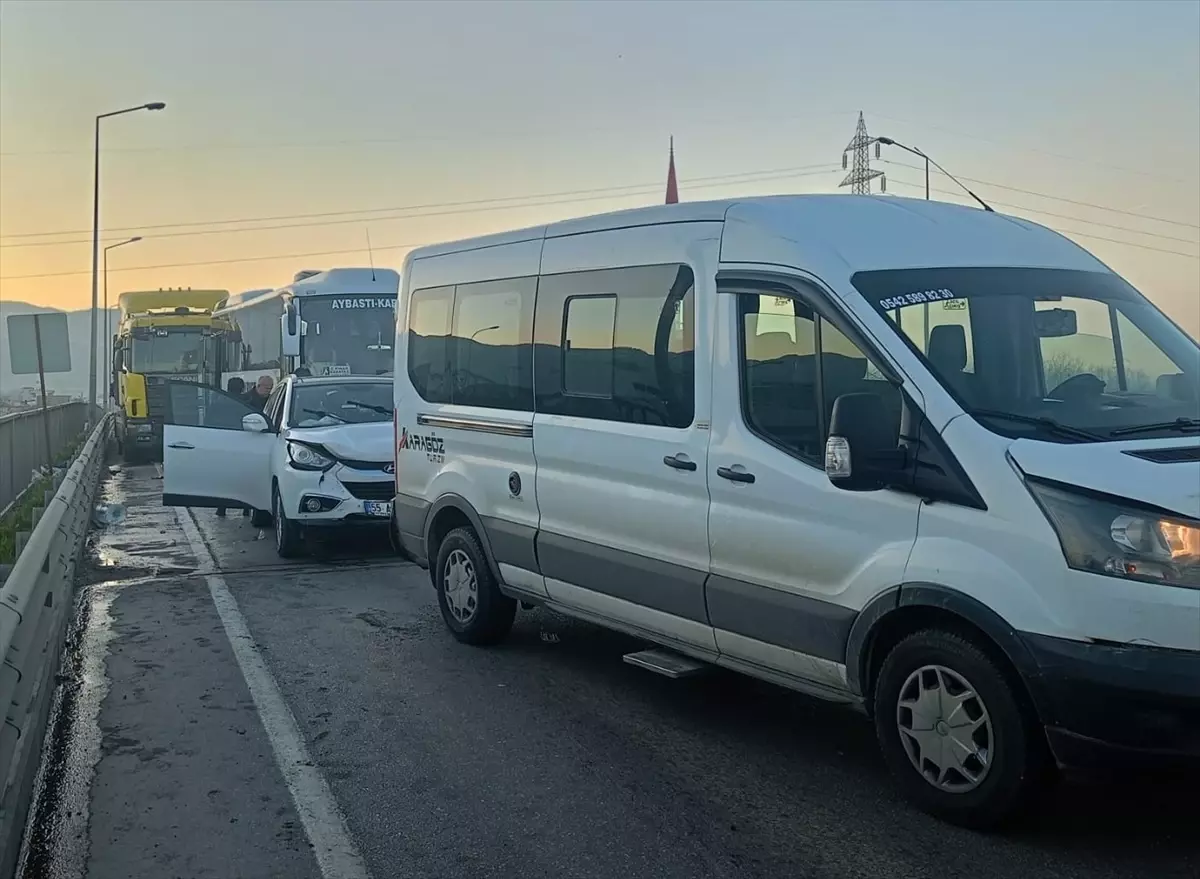 Samsun\'da Zincirleme Trafik Kazası: 3 Yaralı