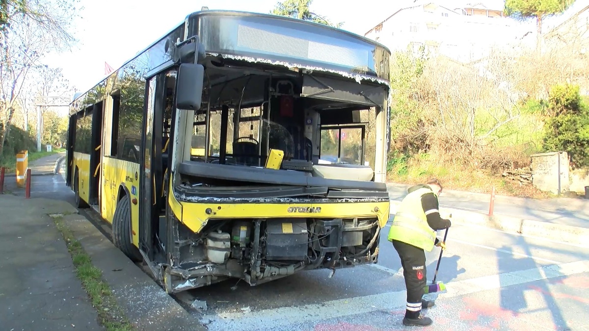 Sarıyer\'de Otomobile İETT Otobüsü Çarptı: İki Yaralı