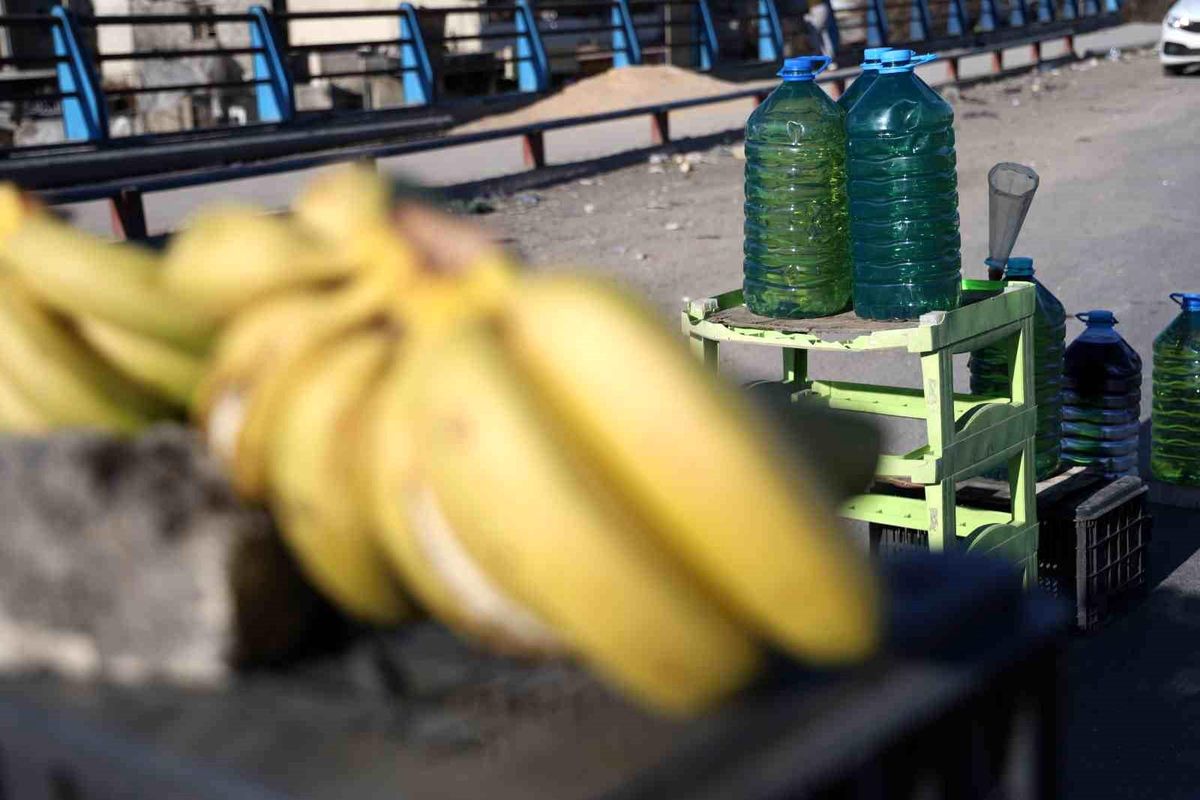 Suriye\'de Seyyar Satıcılardan Benzin Satışı