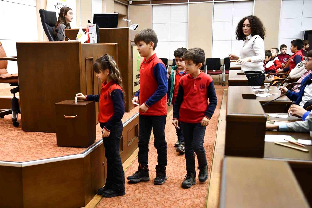 Tepebaşı\'nda Eko-Okullar Çevre Çocuk Meclisi Başkanlık Seçimi Yapıldı